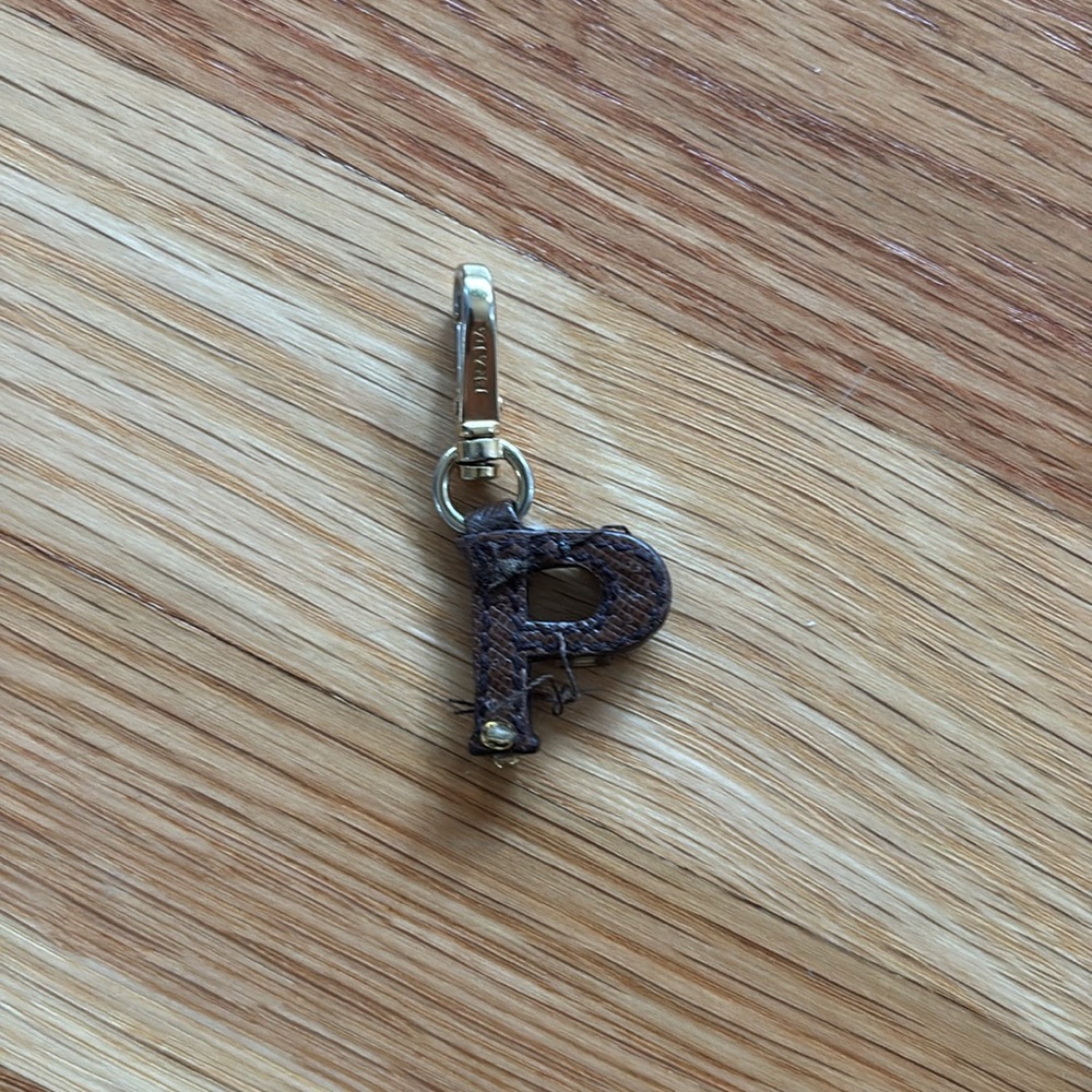 PRADA Initial P Leather Beaded Purse Clip.
Box and Ribbon included. Florence buy - Picture 3 of 6